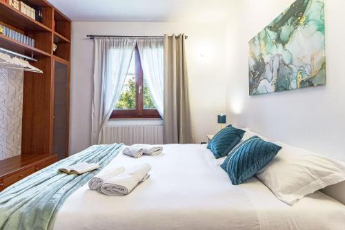 1 dormitorio con 1 cama con toallas en Exclusive Roth Apartments en Sassari