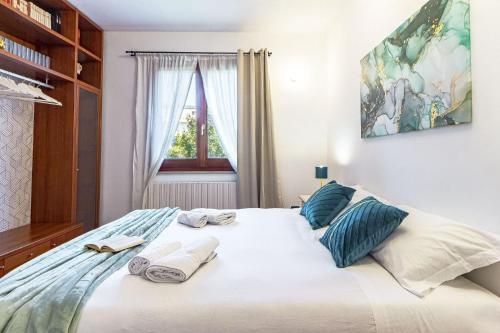 una camera da letto con un letto con asciugamani sopra di Exclusive Roth Apartments a Sassari