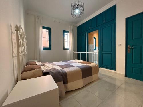 1 dormitorio con cama y puerta verde en Spacious 3-Floor Riad en Marrakech