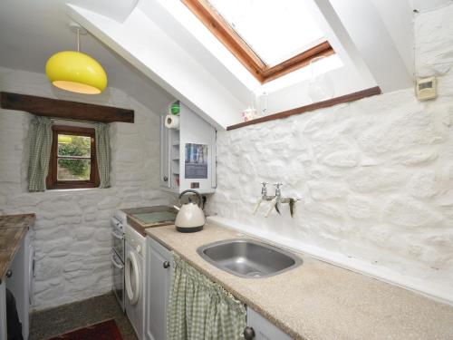 eine Küche mit einem Waschbecken und einem Dachfenster in der Unterkunft 3 Bed in Widecombe-in-the-Moor 36683 in Widecombe in the Moor