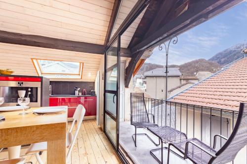a kitchen with a table and chairs on a balcony at La Polaire - 3 chambres télécabine à 200m in Ax-les-Thermes