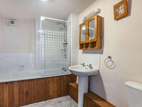 2 Bed in North Tawton 40336 في نورث تاوتن: حمام مع حوض ودش ومرحاض