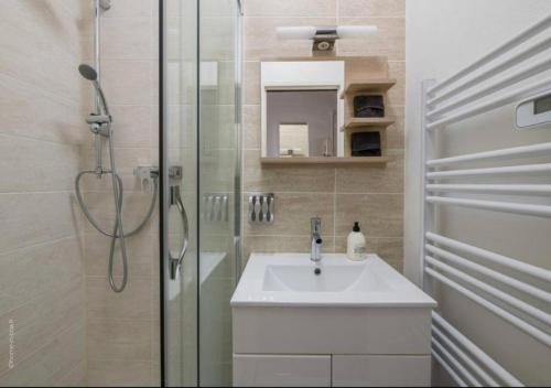 a bathroom with a sink and a shower at New York in Montargis