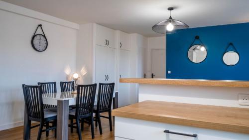 - une cuisine et une salle à manger avec une table et des chaises dans l'établissement La petite Roche - Spacieux T2 à Poitiers, à Poitiers