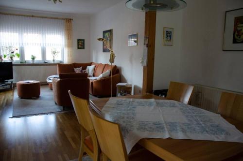 uma sala de estar com uma mesa e cadeiras e um sofá em Kernberg Apartment Jena em Jena