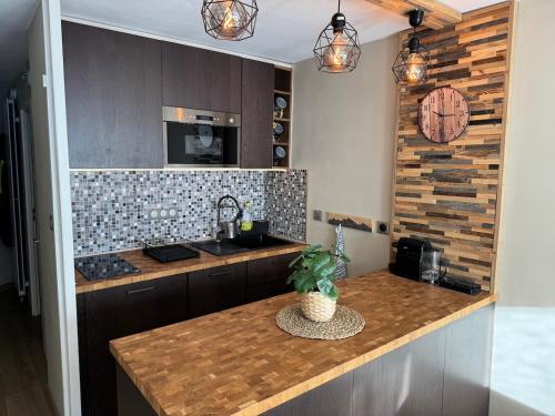 Dapur atau dapur kecil di Appartement Les Chalmettes 4 Personnes au pied des Pistes Wifi - Balcon - Parking