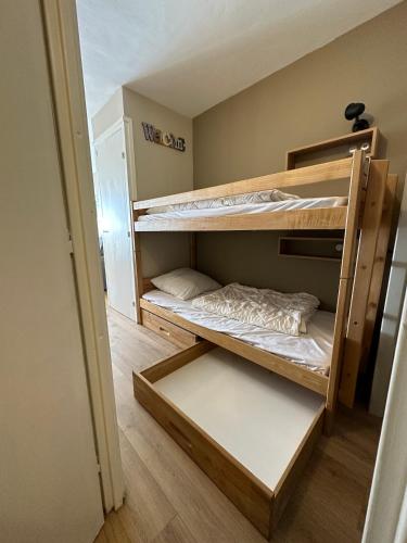 Cette chambre comprend 2 lits superposés. dans l'établissement Studio Les Chalmettes 4 Personnes au pied des Pistes Wifi - Balcon - Parking, à Montgenèvre