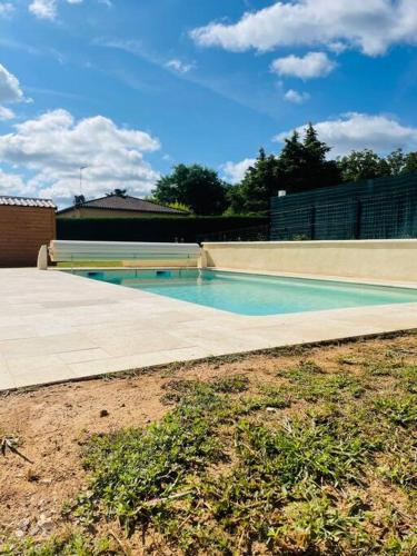 une piscine vide dans un bâtiment dans l'établissement Les Pins*Calme*Confort*Piscine, à Sarlat-la-Canéda