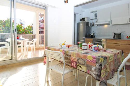 une cuisine avec une table recouverte d'une nappe dans l'établissement Le Bradford YourHostHelper, à Cannes