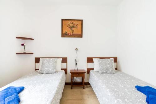 En eller flere senge i et værelse på Beach Apartment Puerto del Carmen Apt 20