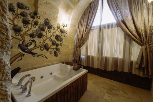 Salle de bains dans l'établissement Capp Royal Cave HOTEL