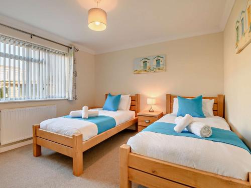 מיטה או מיטות בחדר ב-3 Bed in Mudeford 93459