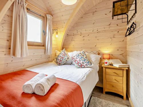 a bedroom with a bed in a log cabin at 2 Bed in Sheinton 93397 in Leighton