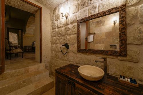 Salle de bains dans l'établissement Capp Royal Cave HOTEL