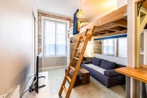 a tiny house with a loft bed and a couch at Le Perchoir de Niro in Nantes