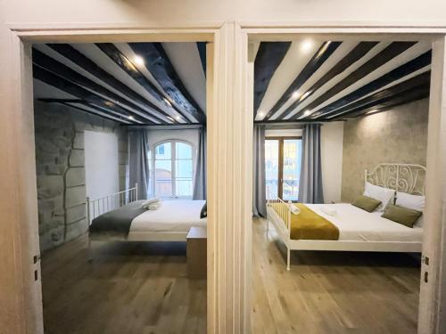 1 dormitorio con 2 camas en una habitación en Urban Flat 43 - Charming Parisian Flat near Grands Boulevards, en París