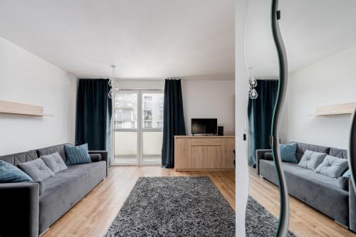 2 Bilder eines Wohnzimmers mit Sofa in der Unterkunft Prokocim Blue Studio in Krakau