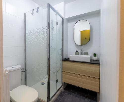 une salle de bain avec une douche, des toilettes et un lavabo dans l'établissement Cosy Parisian Flat, à Paris