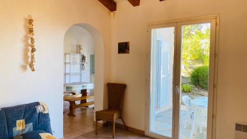 Cette chambre dispose d'une porte menant à une terrasse. dans l'établissement Maison Monticello, à Monticello