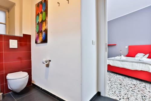 ein Bad mit WC und ein Bett in einem Zimmer in der Unterkunft Da Francesco in Neapel
