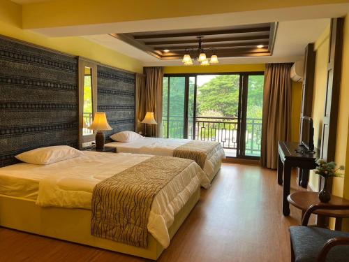 Pokój hotelowy z 2 łóżkami i balkonem w obiekcie Quinstel Hostel w mieście Bangkok