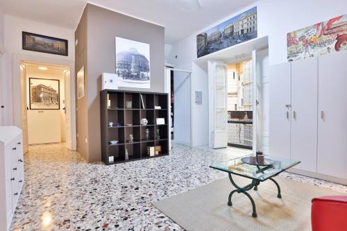 ein Wohnzimmer mit einem Glastisch und ein Zimmer mit weißen Wänden in der Unterkunft Da Francesco in Neapel