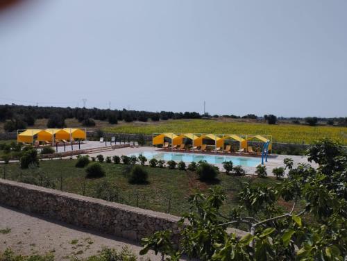 een resort met een zwembad, tenten en een veld bij TerreAmare Agriturismo in Porto Cesareo