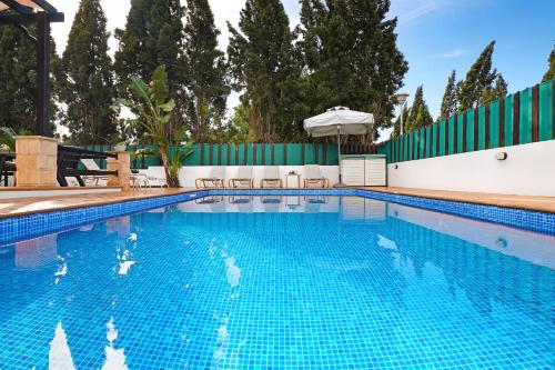 uma grande piscina com água azul em Villa Anthia - 2bed with Large Pool em Agia Napa