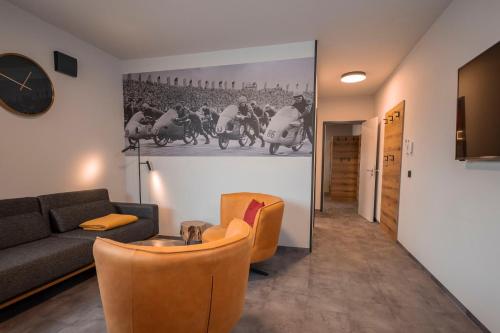 ein Wohnzimmer mit einem Sofa und einem Tisch in der Unterkunft Quartier am Sachsenring in Oberlungwitz