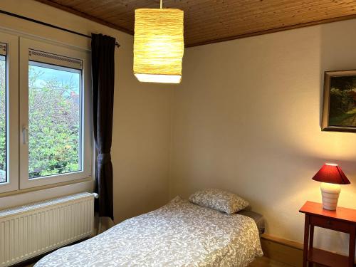 een slaapkamer met een bed en een raam bij Home Trietje in Gent