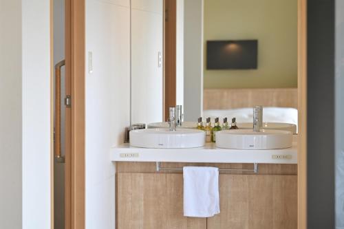 富士河口湖的住宿－Kawaguchiko Park Hotel，浴室设有2个水槽和镜子