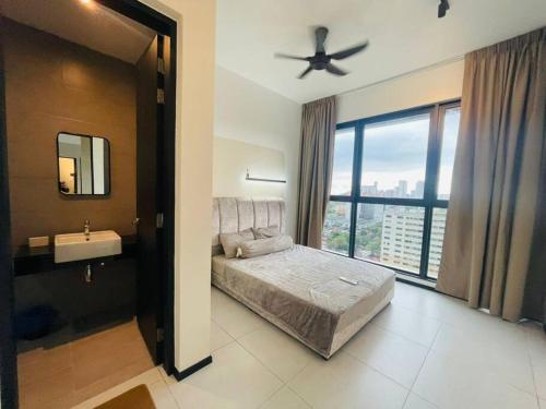 日落洞Urban Suites Stylish 3BR in Georgetown with Stunning Seaview的一间卧室配有床、水槽和窗户
