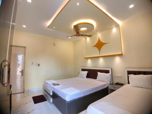Ein Bett oder Betten in einem Zimmer der Unterkunft Hindusthan Inn - On Beach