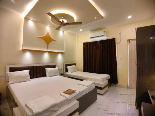Ein Bett oder Betten in einem Zimmer der Unterkunft Hindusthan Inn - On Beach