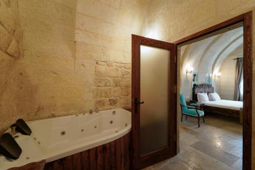 Salle de bains dans l'établissement Capp Royal Cave HOTEL