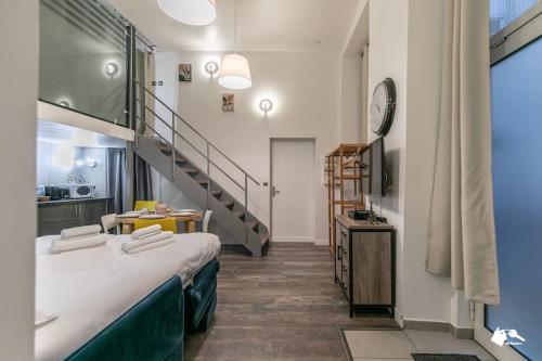 une chambre avec un lit et un escalier dans l'établissement MBA Splendide Appart - Tracy 1 - Proche du Musée du Louvre, à Paris