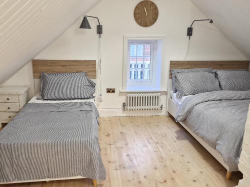 Ліжко або ліжка в номері Beach Penthouse, Hunstanton Norfolk