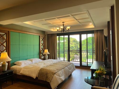 1 dormitorio con cama grande y ventana grande en Quinstel Hostel en Bangkok