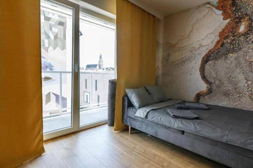 una camera con divano e ampia finestra di Studio Apartment - Odra View&Witolda a Breslavia