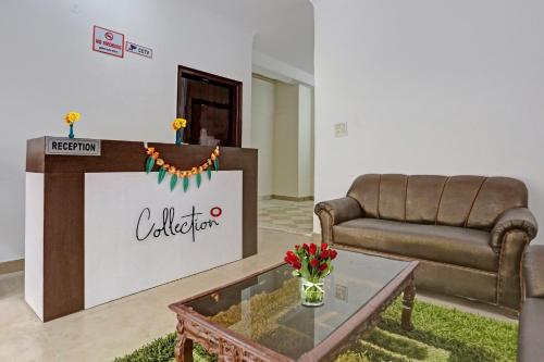 sala de estar con sofá y mesa en OYO Rajvanshi Residency en Gurgaon