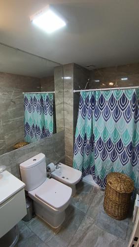 łazienka z toaletą i umywalką w obiekcie Santiago w mieście Paraná