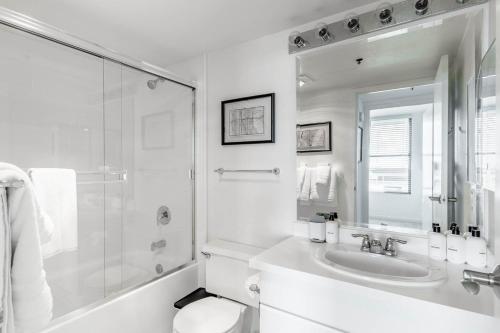 y baño blanco con lavabo y ducha. en South Beach 1br w sun deck gym nr waterfront SFO-1658 en San Francisco