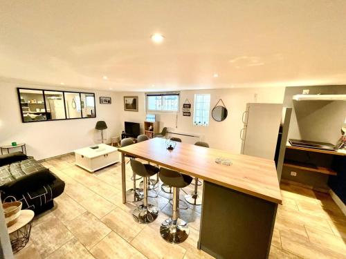 une cuisine et un salon avec une table dans une pièce dans l'établissement Le Camille charming with Garden 5 min CHU, à Poitiers
