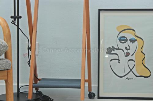 une photo d'une femme sur un panneau à côté des skis dans l'établissement Fort Carre, à Cannes