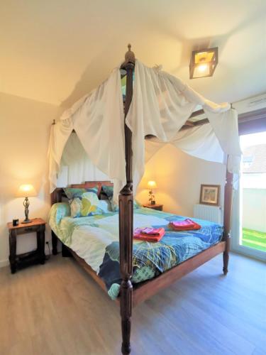 une chambre avec un lit à baldaquin dans l'établissement L'Harmony 3*, 2 Vélos, Vue Montagnes, Terrasse, à Annecy