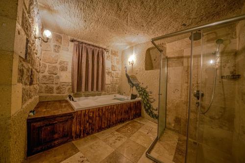 Salle de bains dans l'établissement Capp Royal Cave HOTEL
