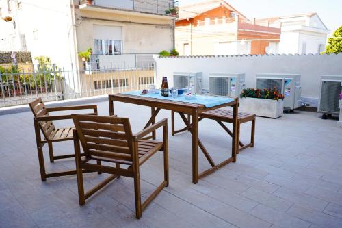 una mesa de madera y 2 sillas en el patio en Nausicaa, en Porto SantʼElpidio