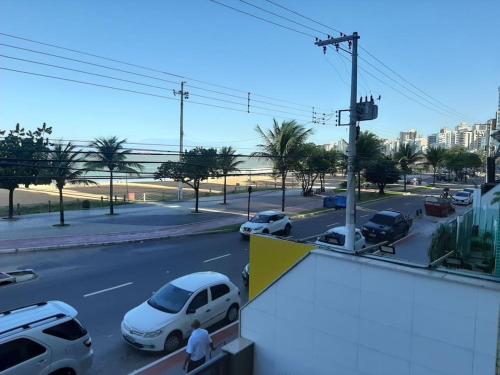 Blick auf eine Straße mit auf der Straße geparkt in der Unterkunft Loft Maria Helena I in Vila Velha