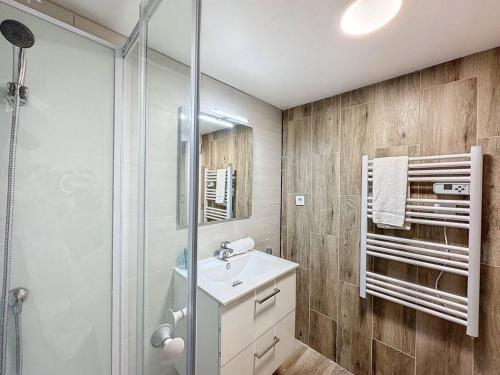 une salle de bain avec un lavabo et une douche dans l'établissement Cosy appartement, Villeurbanne Frappaz, à Villeurbanne
