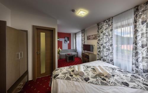 Ein Bett oder Betten in einem Zimmer der Unterkunft Penzion Zubr